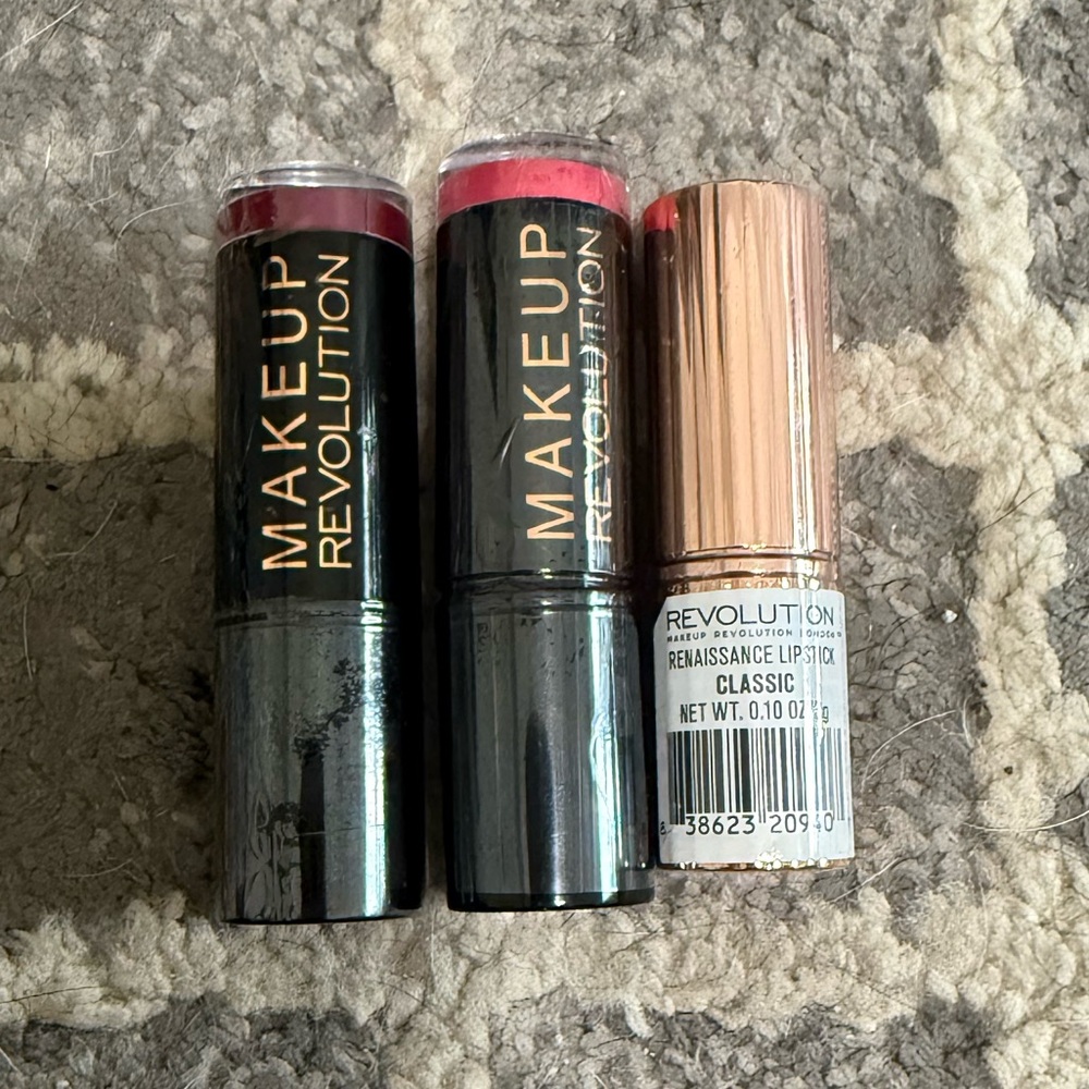 MAKEUP REVOLUTION Set of 3‎ lipsticks classic red, plum, pink